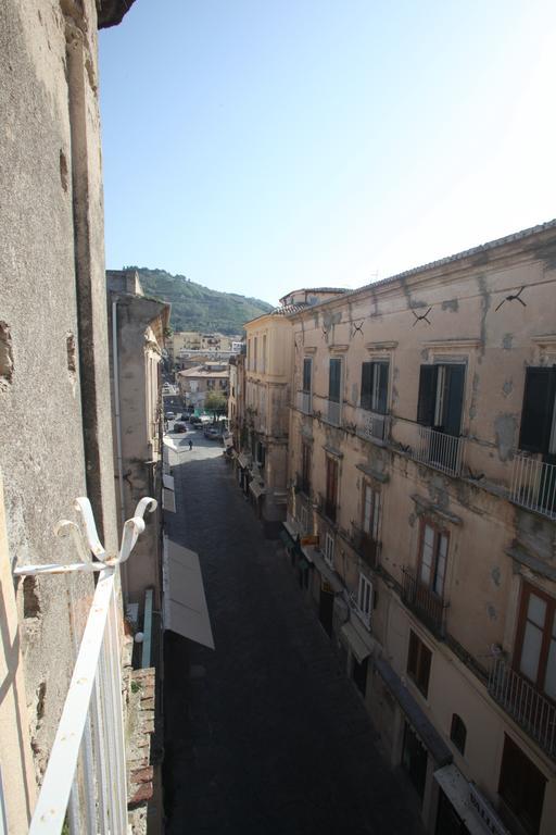 トロペーア Al Vecchio Castello Bed & Breakfast エクステリア 写真